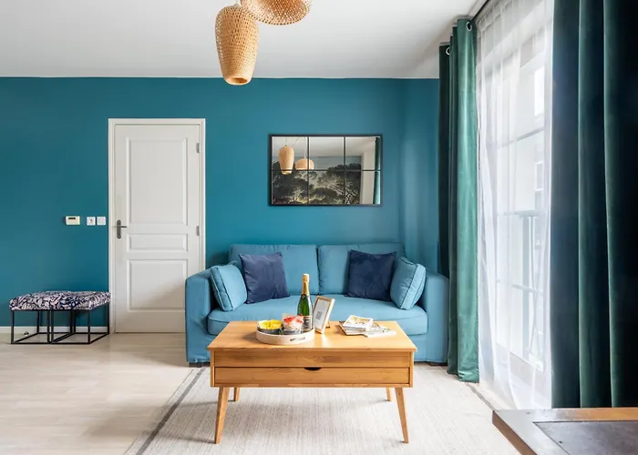 La Colline - Parking - By Prestiplace * Tours